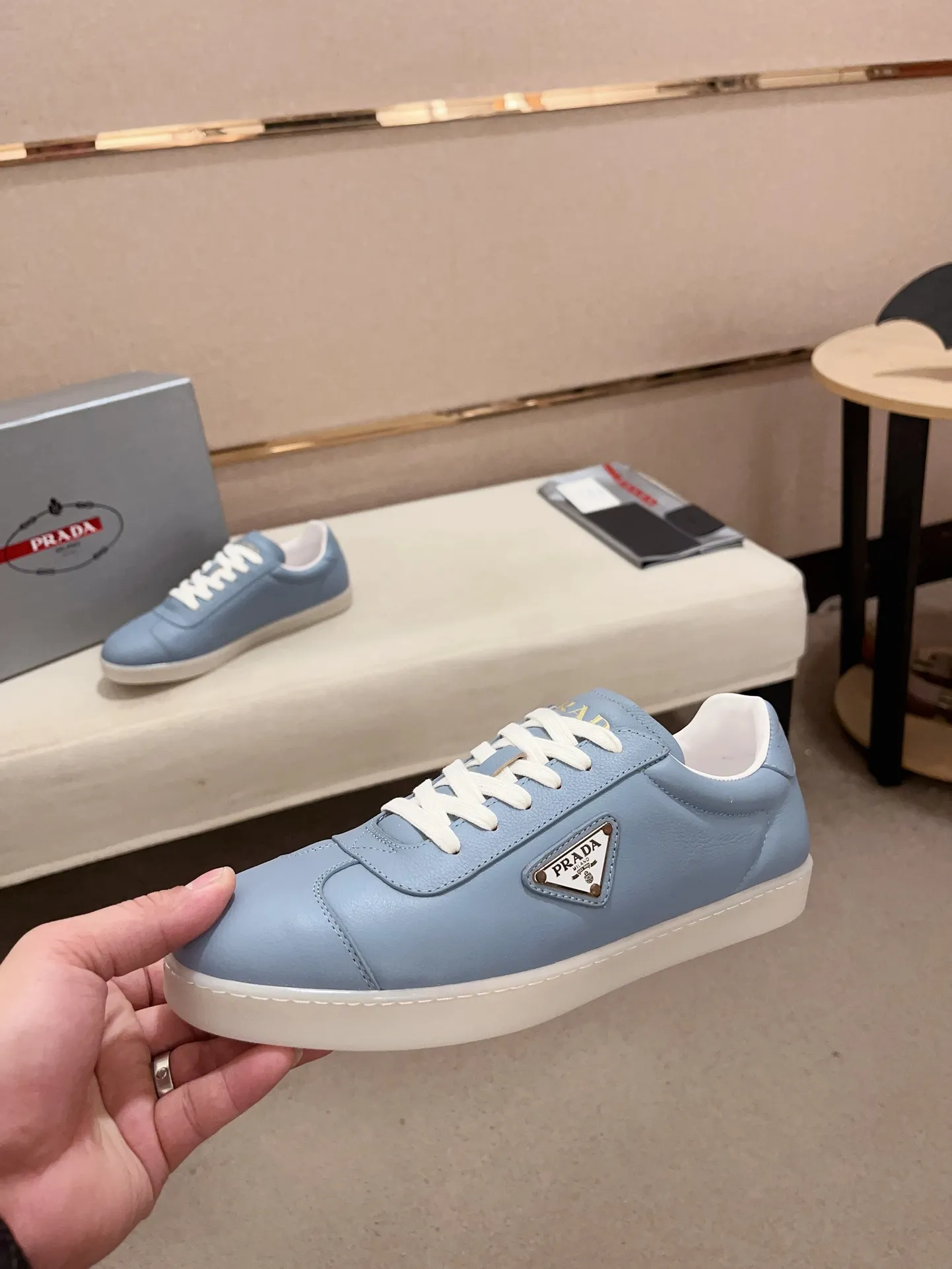 Men's Men's Shoes 💰 500💰 ✔️✔️✔️Higher version High-quality new PRADA (Prada) counters are launched simultaneously. The new men's shoes and 😘fabrics are made of high-tech glue-making technology. Lining: Full cowhide lining. 👍🏿 High-end ☄️ air-cushion molded anti-slip rubber outsole, exquisite lines, simple and elegant, comfortable and high-end for leisure travel. Code number: 38 to 44 (45 can be customized and cannot be returned or exchanged)
